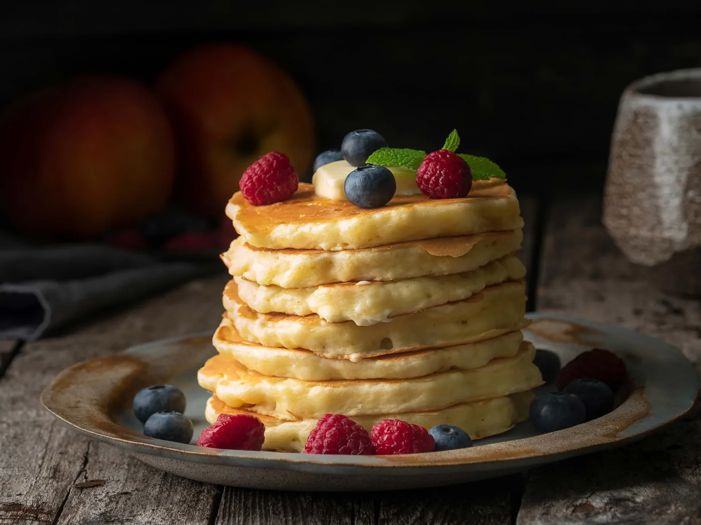 Pancake-Stapel mit Beeren
